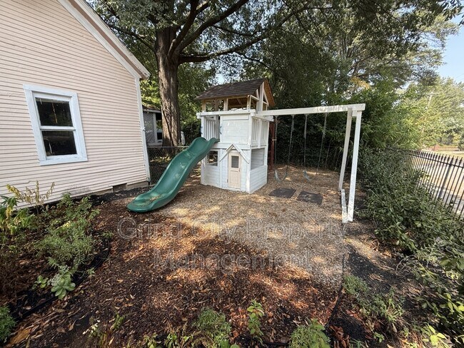 Building Photo - 653 Anderson St
