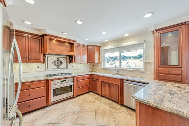 Building Photo - 520 Weybridge Dr