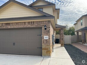 Building Photo - Luxury 3/2.5 Duplex in Seguin