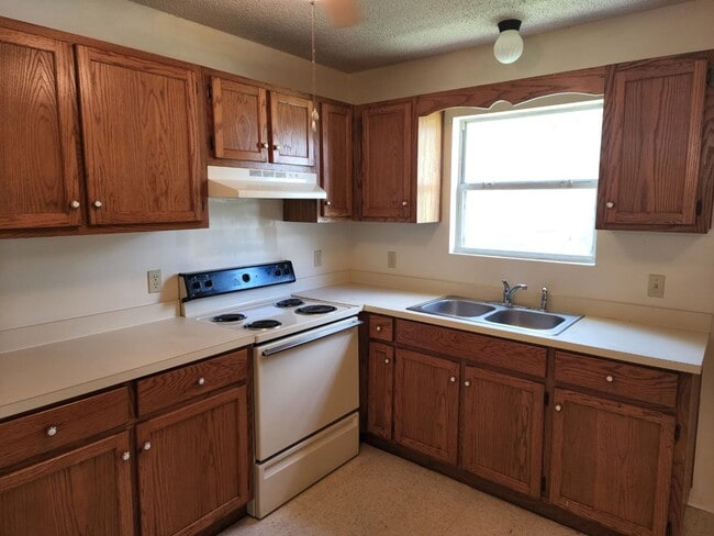 Building Photo - Quaint home located in City Limits