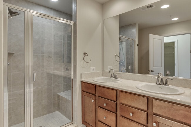 Building Photo - Gorgeous Townhome/Great Location!