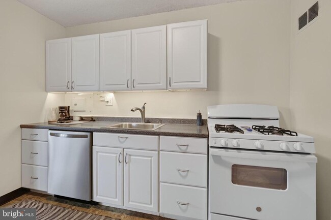 Building Photo - 1225 Martha Custis Dr