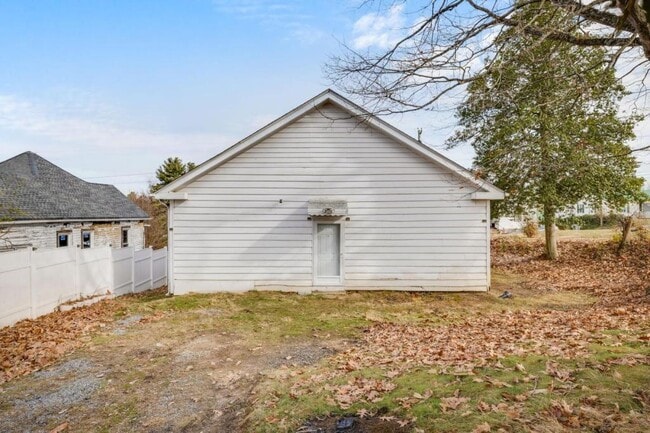 Building Photo - 818 5th St