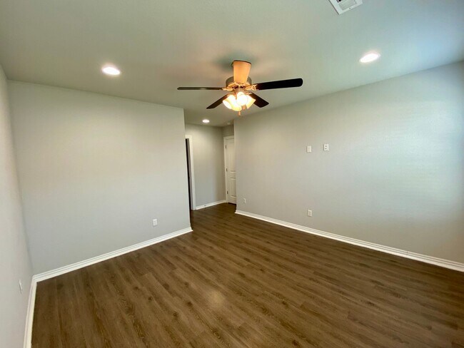 Building Photo - Lovely 3 Bedroom Home Ready NOW! Pets Welc...