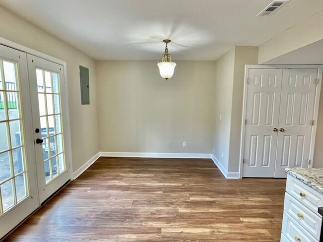 Building Photo - 2 Bedroom 2 Bath Townhome