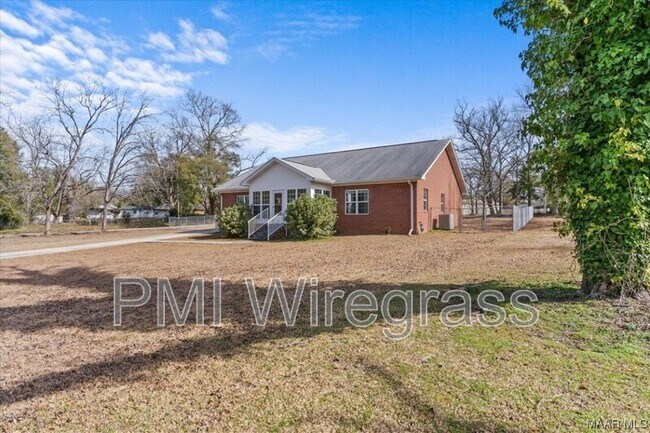 Building Photo - 209 E Mcgowan St