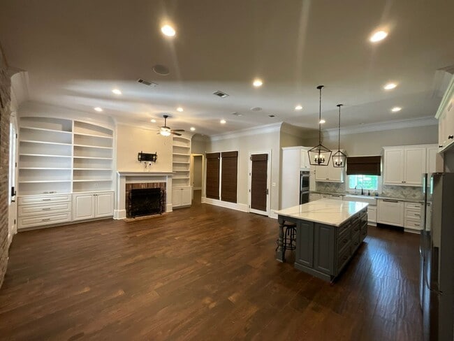 Building Photo - Live in Greystone Golf & Country Club!
