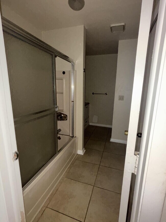 Building Photo - Spacious 2 Bedroom 2 Bath