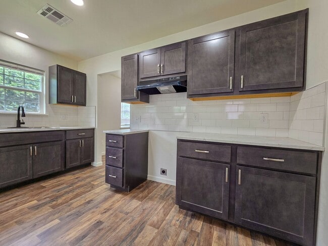 Building Photo - 3 Bedroom, 1 Bath Home in Shawnee!