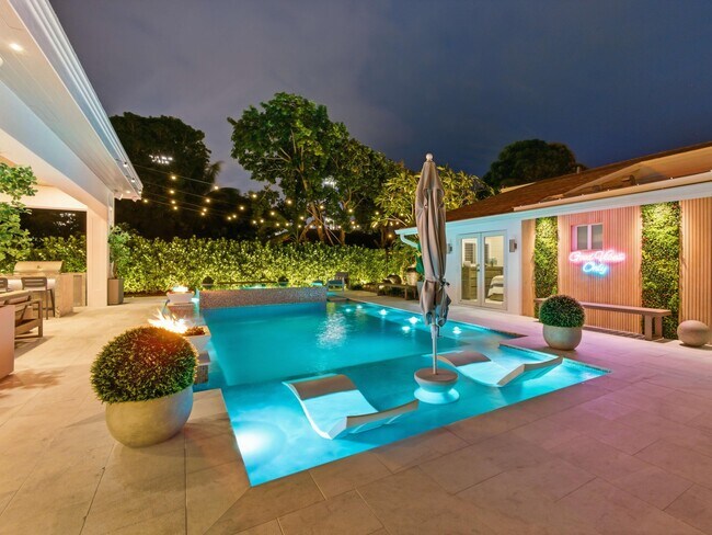 Building Photo - 2210 NE 3rd Ave