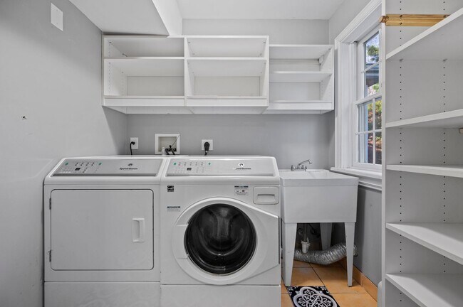 Building Photo - Beautiful 4 Bedroom 3.5 Bathroom Home On Quiet Tree-Lined Street In Millwood.