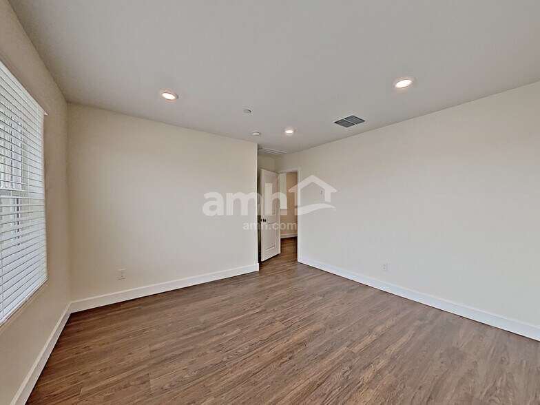 Building Photo - 5968 W Columbine Dr