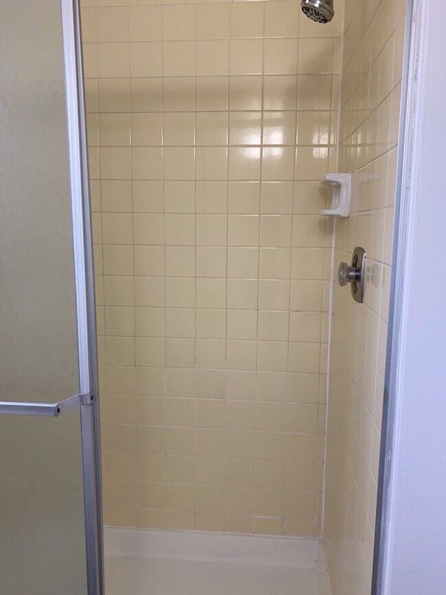 Building Photo - Start a Lease by 12/1 and Receive a $500 R...