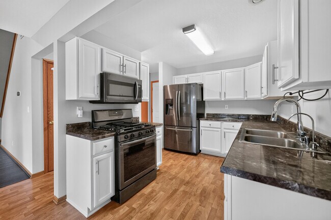 Building Photo - 1110 Rose Dr