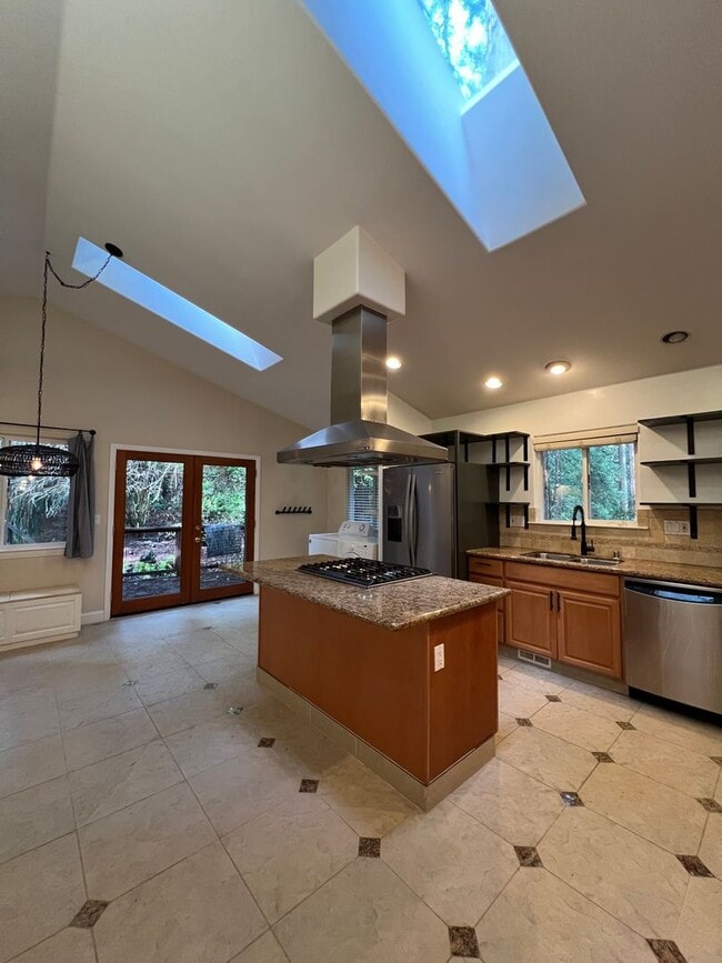 Building Photo - 2,280 Square Foot modern Three bedroom two bath multi  level home, large yard, decks, cathedral c...