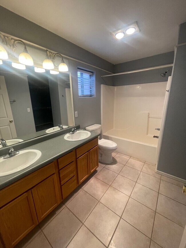 Building Photo - Charming 3 bedroom/2 bathroom Home located in Las Colinas