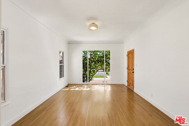 Building Photo - 3429 Edgehill Dr