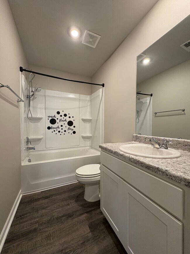 Building Photo - 3 bed, 2 bath available for rent now!