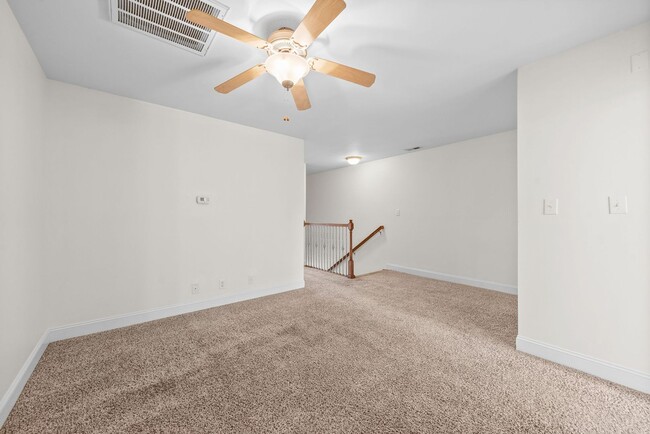 Building Photo - Pet Friendly Condo Downtown!