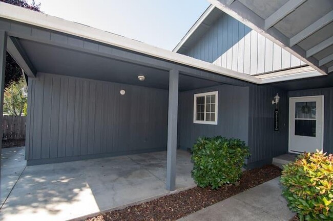 Building Photo - 565 Primrose Dr