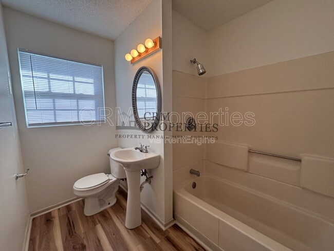 Building Photo - 1008 E Fischer St