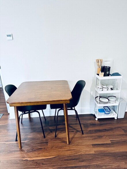 Building Photo - 107 David St