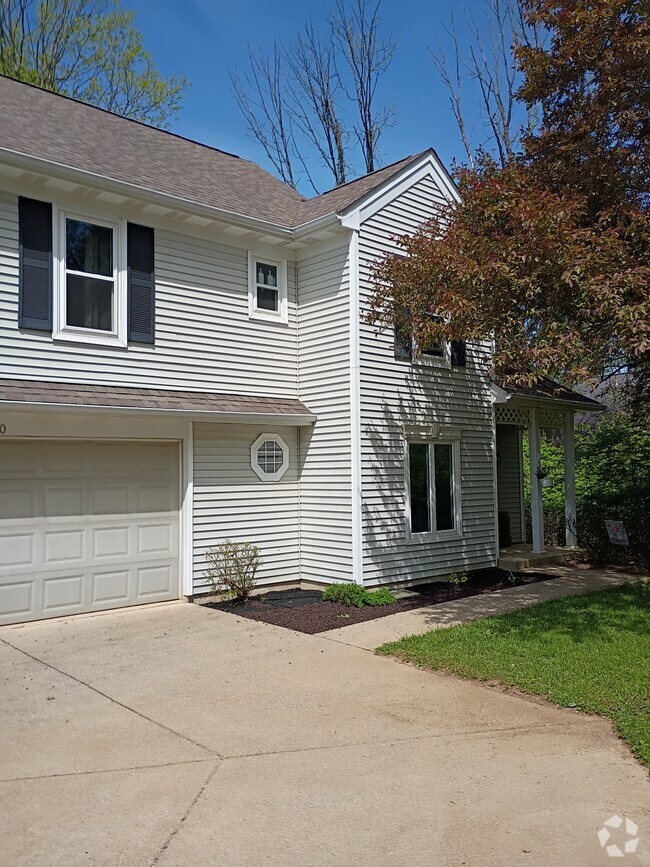 Building Photo - 2210 S Laurelwood Cir