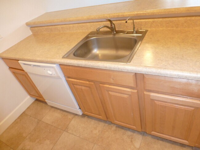 Building Photo - Furnished One Bedroom Condo For Rent in So...