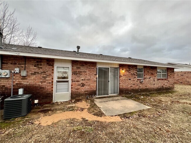 Building Photo - 2004 Horseshoe Dr