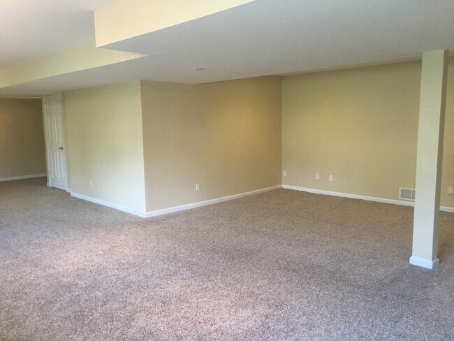Building Photo - 944 Hampshire Heath Dr