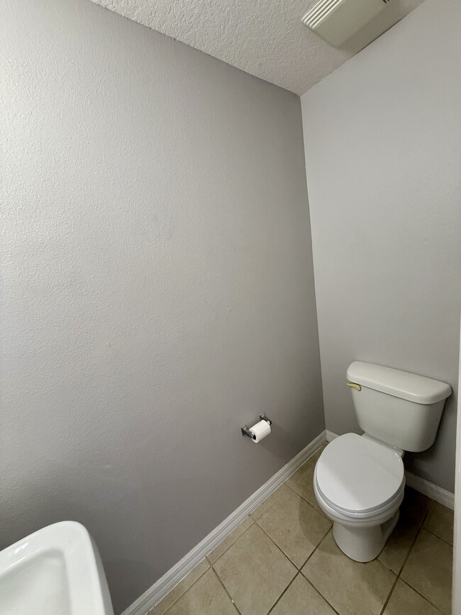 Guest Bathroom - 3712 Avalon Park E Blvd