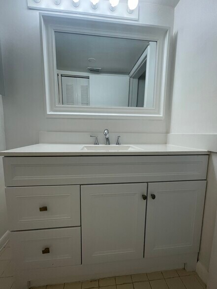 Building Photo - 2803 N Oakland Forest Dr