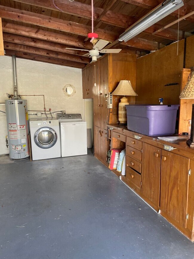 Building Photo - Convenient Port Charlotte Location!