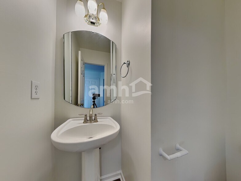 Building Photo - 7525 Saddlebrooke Dr