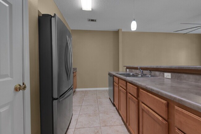 Building Photo - "Charming 3-Bed Townhouse Retreat with 2.5...