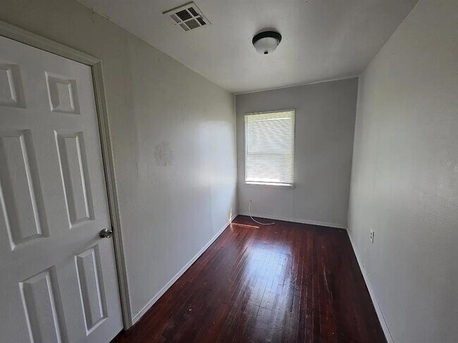 Building Photo - 10311 Bellview Dr