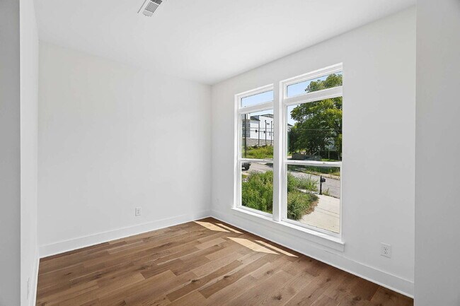Building Photo - "Chic Nashville Townhouse: 3 Beds, 3 Baths, with Granite Elegance & Cozy Fireplace!"