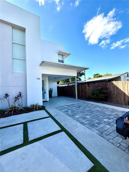 Building Photo - 918 NW 23rd Ct