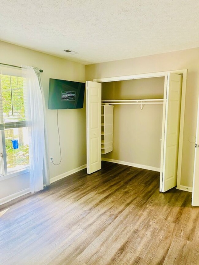 Building Photo - End unit town  house walking distance to b...