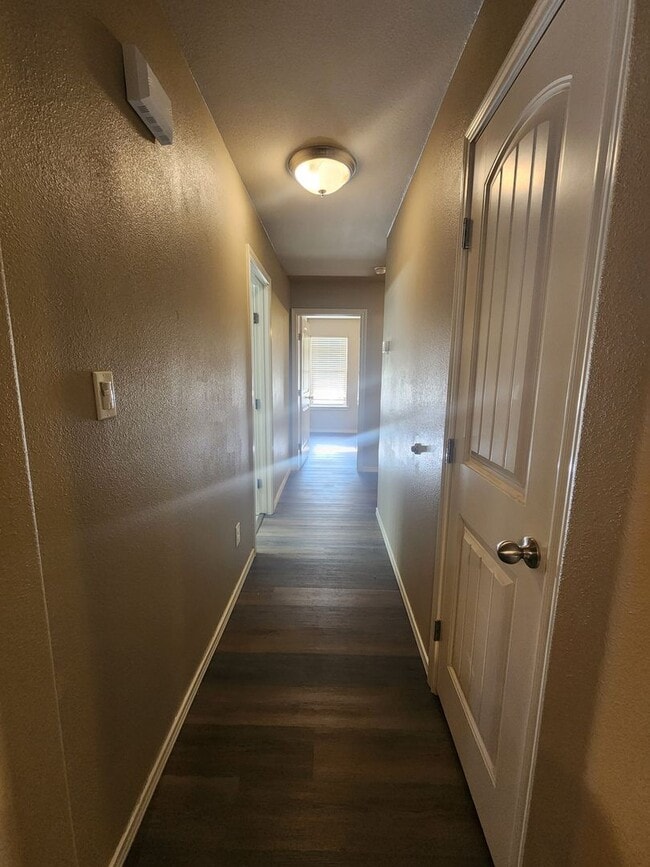 Building Photo - Beautiful 4 bedroom