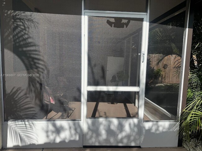 Building Photo - 582 E 18th St