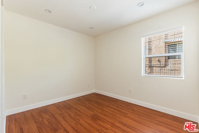 Building Photo - 1206 Beachwood Dr