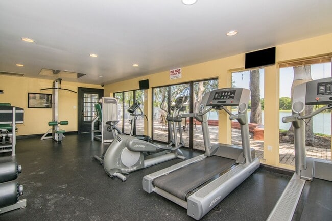 Building Photo - Lake Front 1BR + Den -Move In Special Available