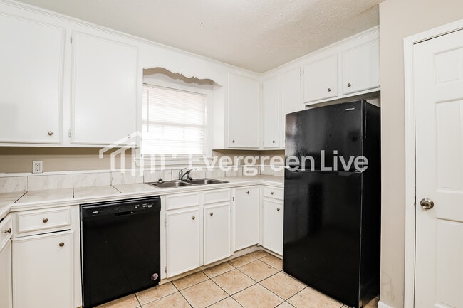 Building Photo - 5048 Riverwood Cir