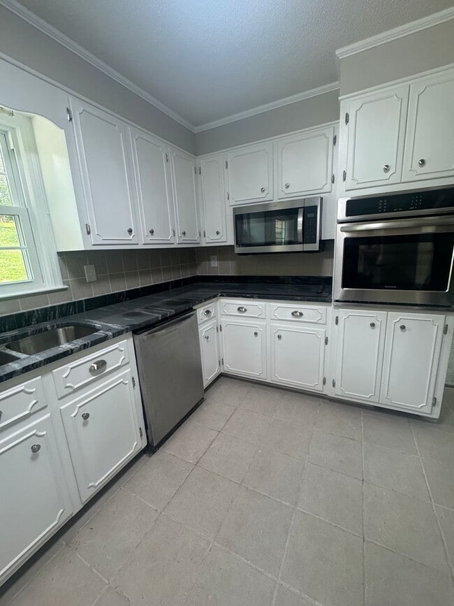 Building Photo - Available NOW in Hammond Hills!!!