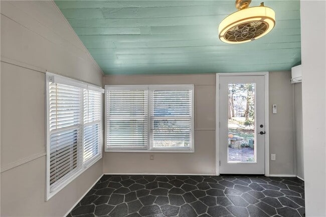 Building Photo - 225 S Park St