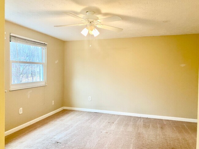 Building Photo - 3 Bedrooms Plus 2 Bonus Rooms!!! 2.5 Baths...