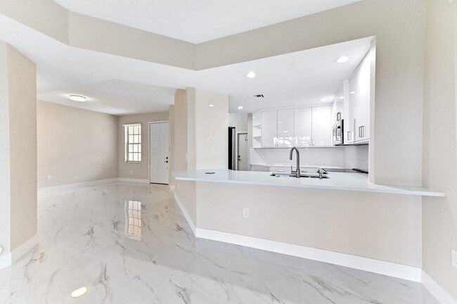 Building Photo - 12454 Crystal Pointe Dr