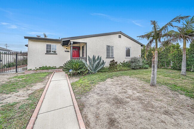 Building Photo - A beautiful  home in North Hollywood is no...