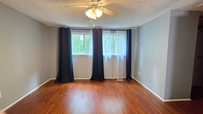 Building Photo - Beautiful Newington Forest Townhome